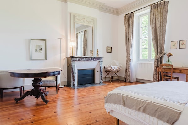 6 bedrooms, iron/ironing board, WiFi, bed sheets