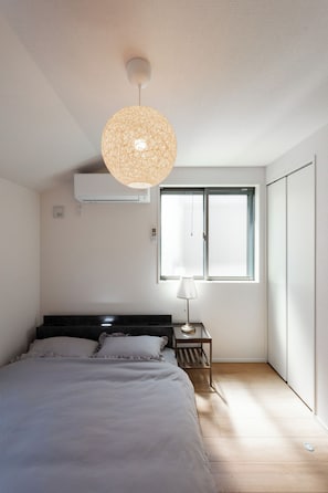 5 bedrooms, iron/ironing board, WiFi, bed sheets