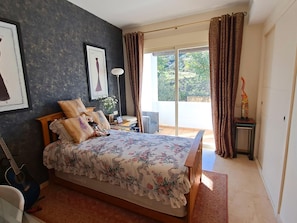 3 bedrooms, iron/ironing board, internet, bed sheets