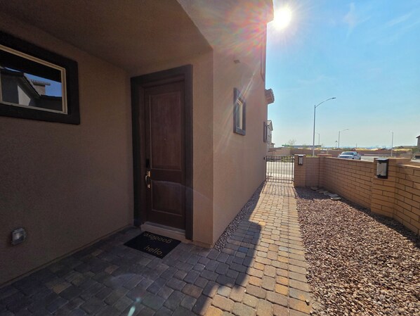 Exterior detail - Delightful own entrance 1b1b with AC in Henderson (Henderson)