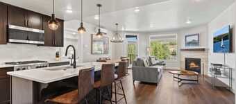 Luxury Black Rock Resort Suite, Unit A