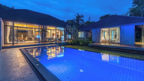 A modern house with a swimming pool, large windows, and outdoor furniture. - Luxury4BRVillaPrivatePoolGolf Views v145 (Kathu)
