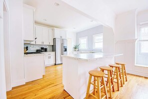 冷蔵庫、オーブン、コンロ、食器洗い機