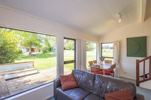 TV, fireplace - Cosy Ohakune retreat in park-like Turoa Alpine Village (Ohakune)