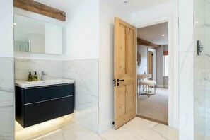 Een douche, een haardroger, handdoeken