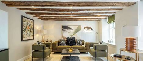 Una televisión, una chimenea, una oficina