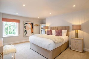 4 slaapkamers, een strijkplank/strijkijzer, reisbedje, wifi