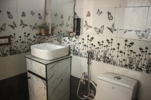 Habitación doble Deluxe, balcón | Baño | Toallas, jabón, shampoo, papel de baño
