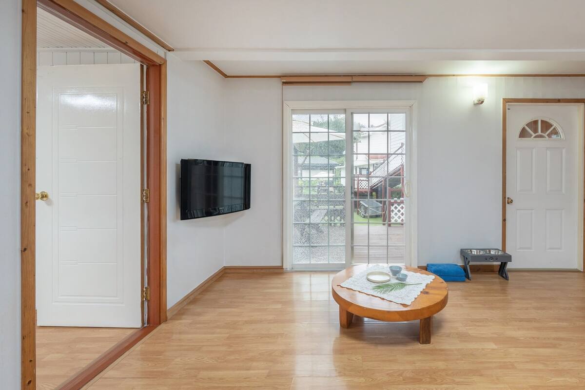 Basic Room, 1 Bedroom (Whole-Hwamok (1F / Separate / BBQ)) | 1 bedroom, WiFi (free)