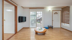 Phòng cơ bản, 1 phòng ngủ (Whole-Hwamok (1F / Separate / BBQ)) | 1 phòng ngủ, truy cập Internet không dây miễn phí 