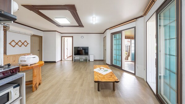 Chambre de base, 2 chambres (E-1 (1F / Separate / BBQ)) | 1 chambre, accès au Wi-Fi (inclus)