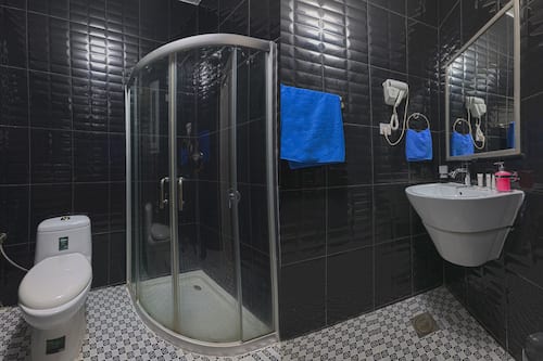 Deluxe Double Room | Bathroom | Shower, towels, soap, shampoo