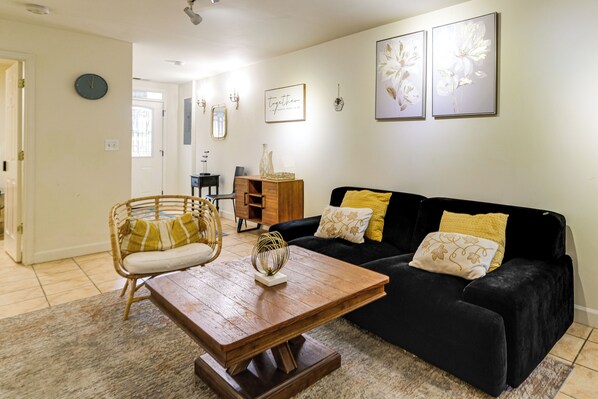 TV - 1/2 Mi to Metrobus Stop! Walkable Petworth Duplex (Washington)