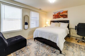 2 bedrooms, desk, iron/ironing board, WiFi - 1/2 Mi to Metrobus Stop! Walkable Petworth Duplex (Washington)