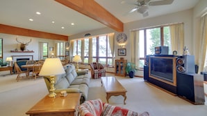 TV, fireplace, books - Lakefront Lookout! Private Sand Beach on Superior (Marquette)