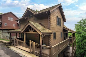 Exterior - Min to Hatley Pt • Stunning Mtn Views • Hot Tub (Mars Hill)