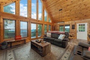 Televisión, chimenea y futbolito 