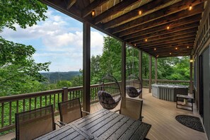 Outdoor dining - Min to Hatley Pt • Stunning Mtn Views • Hot Tub (Mars Hill)