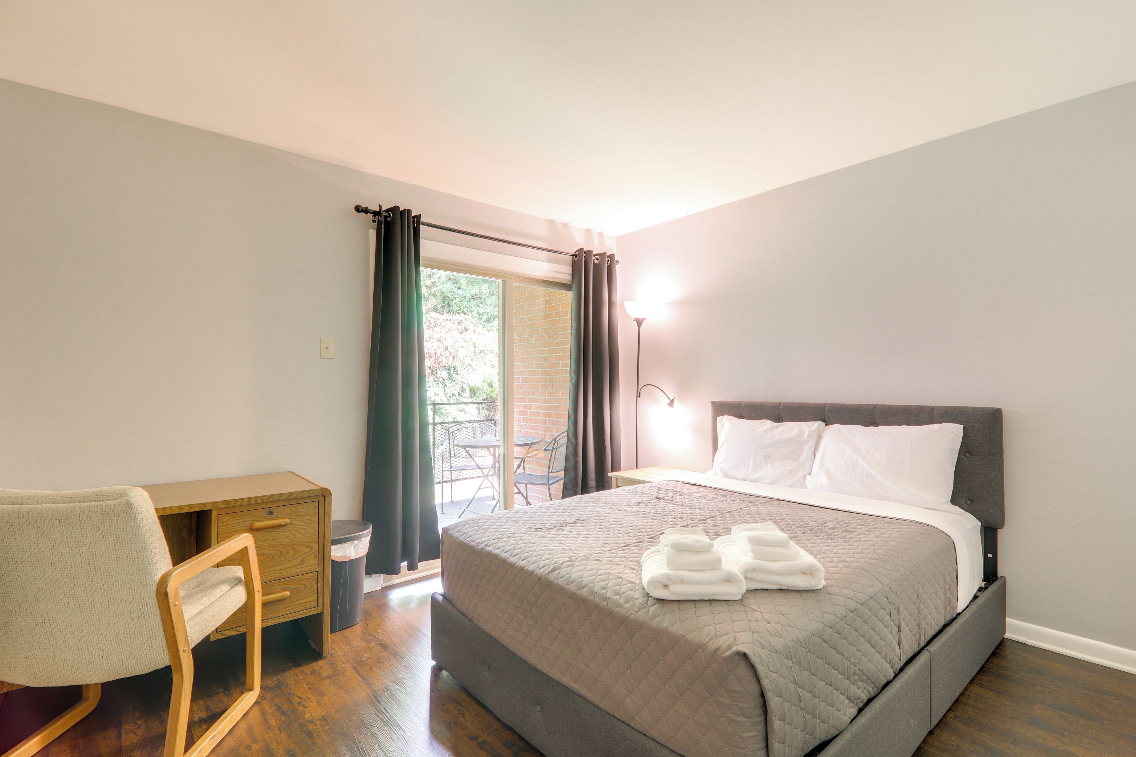 2 bedrooms, internet, bed sheets