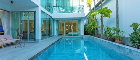 Hồ bơi ngoài trời