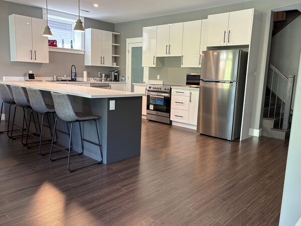 Réfrigérateur, micro-ondes, four, plaque de cuisson