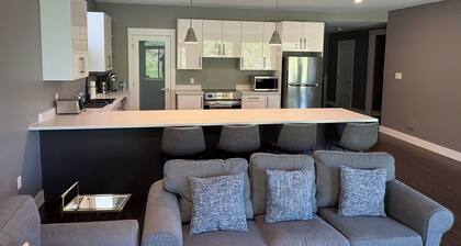 Spacious Walkout Garden-Level Floor W Full Kitchen