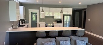Spacious Walkout Garden-Level Floor W Full Kitchen