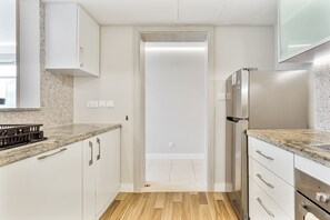 冷蔵庫、電子レンジ、オーブン、コンロ