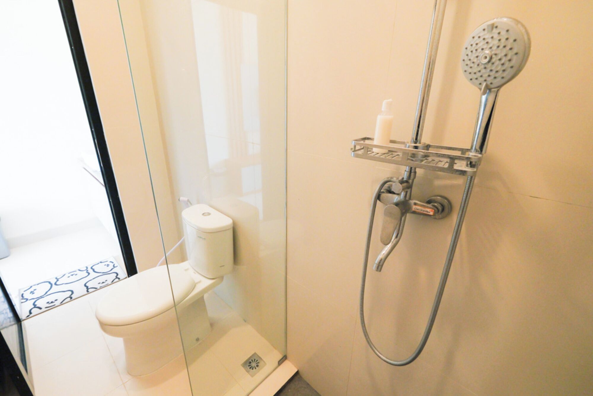 Deluxe Room | Bathroom | Shower, rainfall showerhead, free toiletries, towels