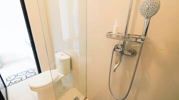 Deluxe Room | Bathroom | Shower, rainfall showerhead, free toiletries, towels