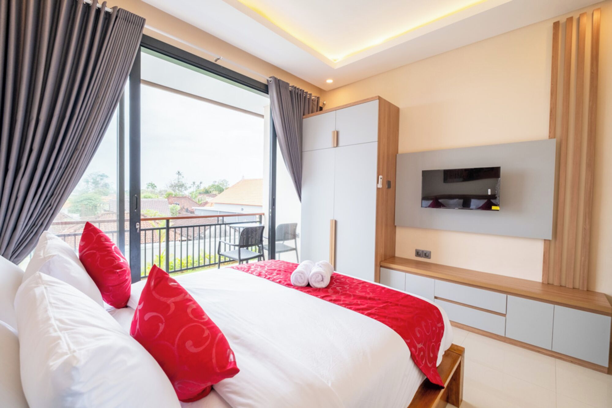 Deluxe Room | Desk, free WiFi