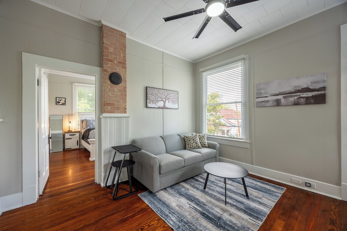 Upscale, Quiet, and Relaxing King William Retreat