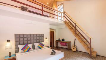 Deluxe Private Quadruple Room with Balcony & Mountain View and Ensuite Bathroom | Laptop workspace, free WiFi