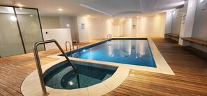 Una piscina techada, una piscina climatizada