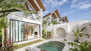 Uma casa moderna com piscina, amplas janelas e área de estar ao ar livre.
