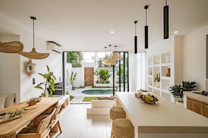 Luxe villa, uitzicht op zwembad | Woonruimte | Een 55-inch smart-tv met digitale zenders