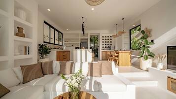 Stórt lúxuseinbýlishús - útsýni yfir sundlaug | Stofa | 55-tommu snjallsjónvarp með stafrænum rásum