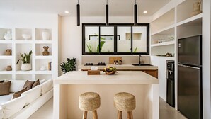 Biệt thự Cao cấp, quang cảnh hồ bơi | Bếp riêng | Tủ lạnh, bếp nấu, ấm điện, dụng cụ nấu nướng/bát dĩa/dao nĩa 