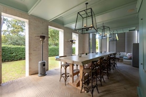 Outdoor dining - French Elegance in Bishopscourt (Capetown)