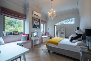4 bedrooms, desk - French Elegance in Bishopscourt (Capetown)
