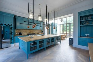 Fridge, microwave, oven, dishwasher - French Elegance in Bishopscourt (Capetown)