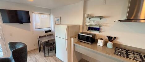 Kühlschrank, Mikrowelle, Wasserkocher mit Kaffee-/Teezubehör, Toaster