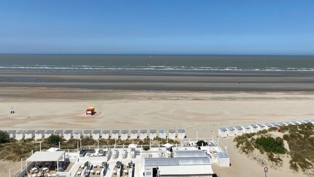A beachside hotel with multiple rooms, a sandy beach, and the ocean in the background. - Apartment in Nieuwpoort-bad With Sea View (Nieuwpoort)