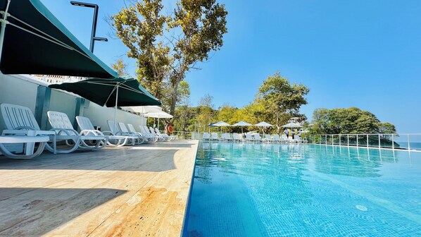 Indoor pool, seasonal outdoor pool