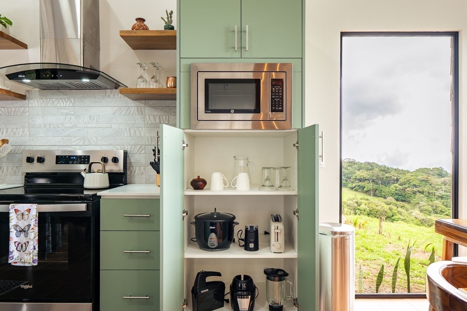 Microondas, horno, placa de cocina y lavavajillas