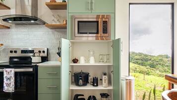 Een magnetron, een oven, een kookplaat, een vaatwasser