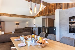 Apartamento conforto, 2 quartos, vista para a montanha | Área de estar | TV de tela plana 50 polegadas com canais a cabo