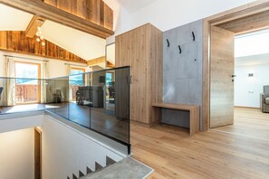 Comfort appartement, 2 slaapkamers, uitzicht op bergen | Woonruimte | Een 50-inch flatscreentelevisie met kabelzenders