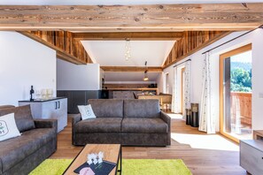 คอมฟอร์ทอพาร์ทเมนท์, 2 ห้องนอน, วิวภูเขา | บริเวณนั่งเล่น | ทีวีจอแบน 50 นิ้ว พร้อมช่องเคเบิล