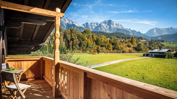 A wooden deck with a view of a mountain range. - Obermühlhof (Saalfelden am Steinernen Meer)